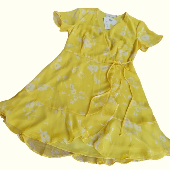 🌟 NWT ALL IN FAVOR Yellow White Floral Wrap Dress with Ruffles Women's Size S - Picture 3 of 8